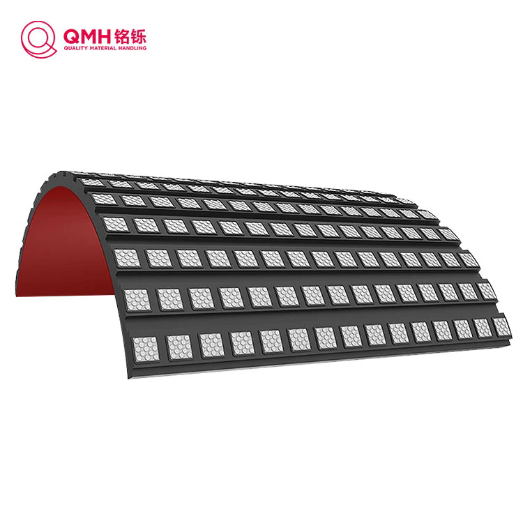 コンベアシステムにとってプーリーの遅れが重要なのはなぜですか？